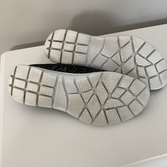 Skechers memory  foam slip on women’s sneakers 8.5 - Picture 5 of 6